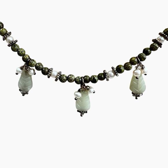 Vintage Necklace Green Jadeite Pendant Drops Glass Beads Short 14.5 Inches - Picture 12 of 13